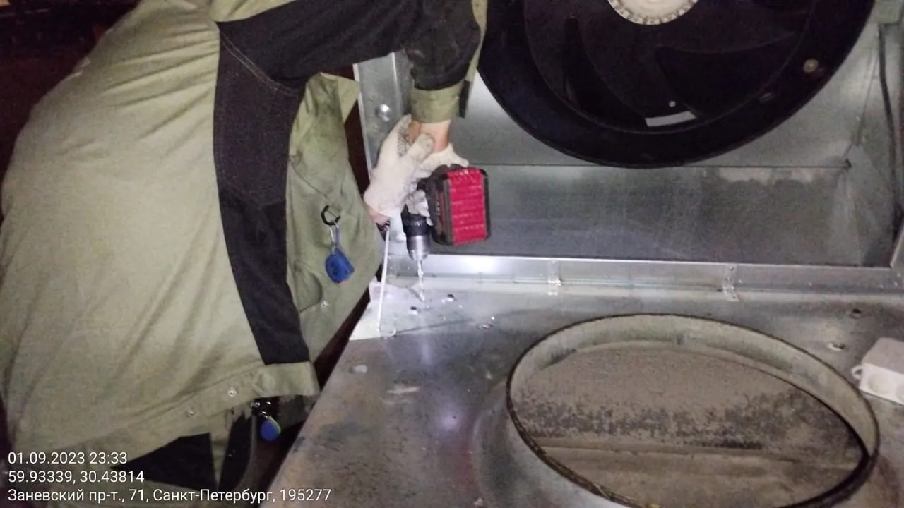 Rostic's на Заневском "замена главного вытяжного вентилятора" Rostic's на Заневском "замена главного вытяжного вентилятора"