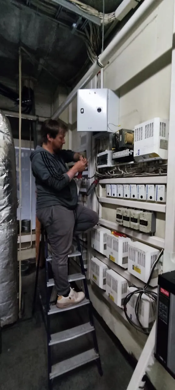 Rostic's на Заневском "замена главного вытяжного вентилятора" Rostic's на Заневском "замена главного вытяжного вентилятора"