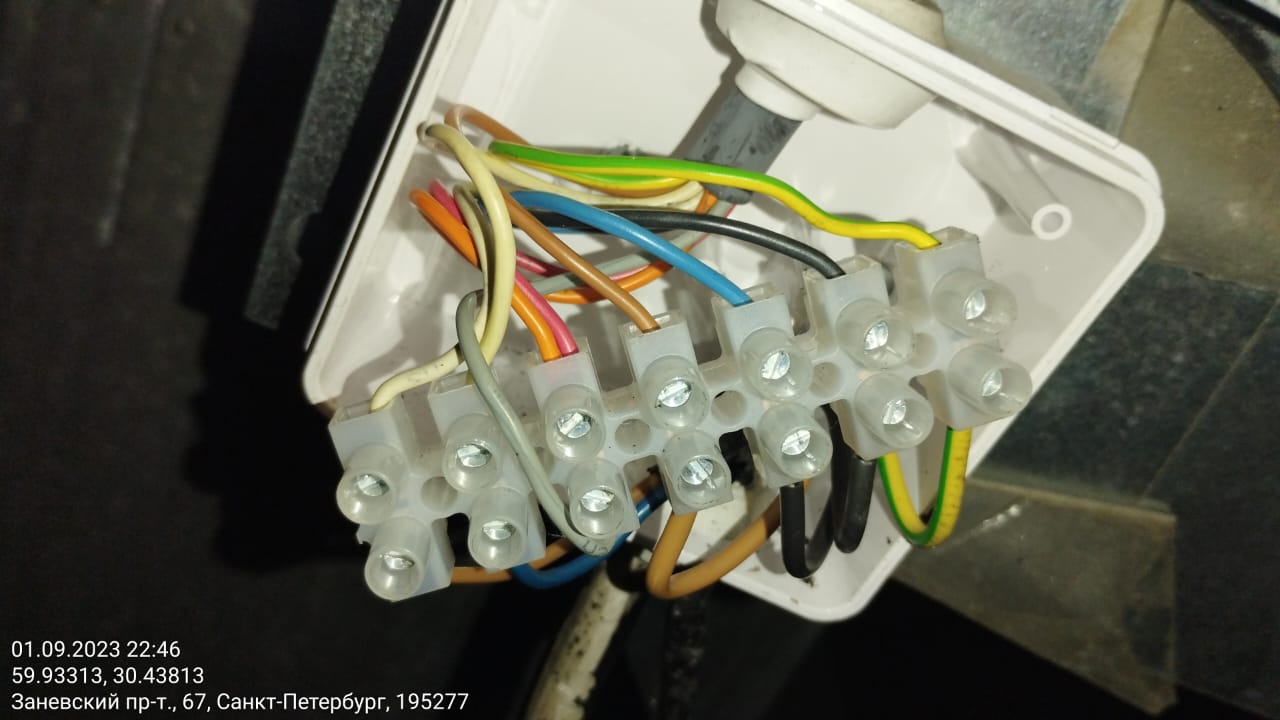 Rostic's на Заневском "замена главного вытяжного вентилятора" Rostic's на Заневском "замена главного вытяжного вентилятора"